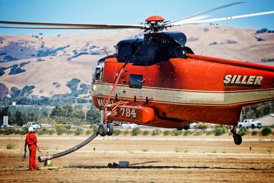 红色和白色的银直升机提升
